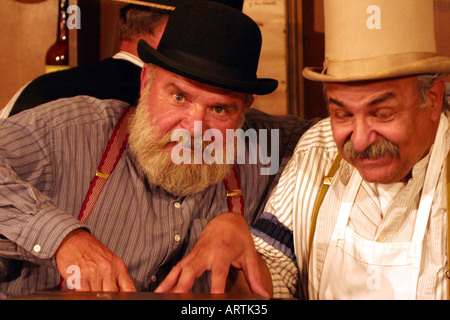 Due Wild West reenactors con le dita nella fino a Foto Stock