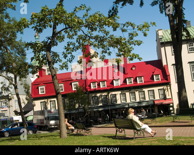 Persone relax su panche nel tranquillo Place d'Armes a Quebec City, in Canada Foto Stock