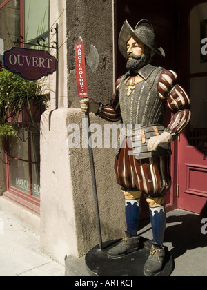 Una sentinella custodisce la porta di Marcel Bolduc, un negozio di antiquariato in Rue St Paul nella Città Bassa area della città di Québec, Canada Foto Stock