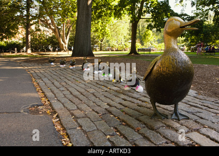 Fare il modo per le ochette statue indossando scarpe in Boston Public Garden Boston MA USA Foto Stock