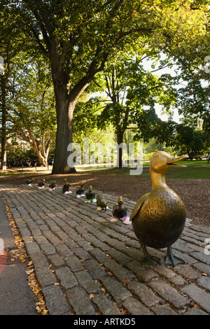 Fare il modo per le ochette statue indossando scarpe in Boston Public Garden Boston MA USA Foto Stock