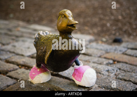 Fare il modo per le ochette statue indossando scarpe rosa in Boston Public Garden Boston Massacdhusetts Stati Uniti d'America Foto Stock