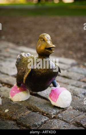 Fare il modo per le ochette statue indossando scarpe rosa in Boston Public Garden Boston Massacdhusetts Stati Uniti d'America Foto Stock