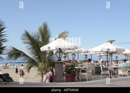 Un caffè sul lungomare sopra la spiaggia della Playa del Duque sulla Costa Adeje Tenerife Isole Canarie Spagna Foto Stock