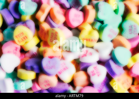 Dreamy heart-shaped candy dolcetti di San Valentino con parole come let's Kiss e quello che amo Foto Stock