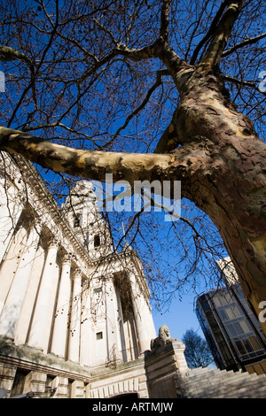 Portsmouth Guildhall con multicolore corteccia dell'albero piano in primo piano, England, Regno Unito Foto Stock