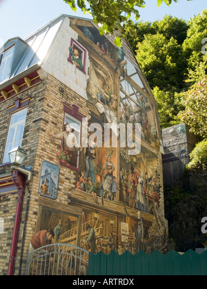 Un murale dipinto sul lato di un edificio lungo la Rue du Petit Champlain in la minore area di città di Quebec City, in Canada Foto Stock