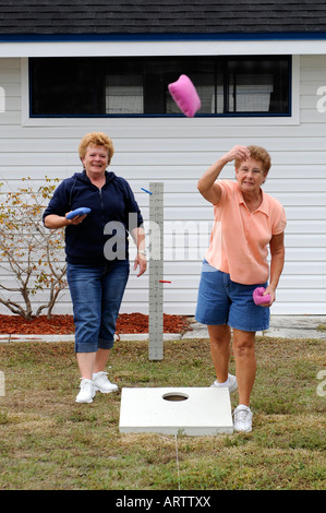 Femmina senior pensionati cittadini gioco di bean bag lanci in un ricreative vechile camping park in Bonita Springs Florida Foto Stock