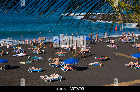 Tenerife Puerto de Santiago Playa de la Arena in novembre con i turisti Foto Stock