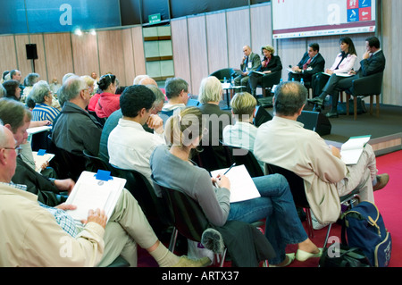 Udienza di Parigi Francia alla riunione di affari ascolto del gruppo di domande risposte investitori del mercato azionario, attività della gente anziana, altoparlante pubblico Foto Stock