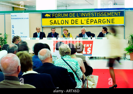 INVESTMENTS, Parigi Francia, Borsa mercato investitori informazione Business Meeting, anziani pensionamento, pensionati apprendimento, visione posteriore del gruppo di anziani Foto Stock