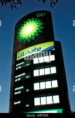 Energy Paris France, BP 'distributore di benzina'distributore di benzina'' illuminato' a notte dettaglio Pubblicità registrazione Prezzo olio Prezzi, servizio stazione francia Foto Stock