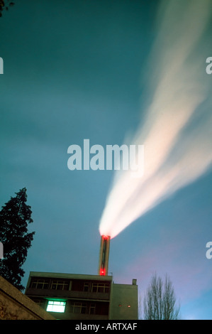 Inquinamento atmosferico Francia Sky fumo da inceneritore di rifiuti, al crepuscolo e la generazione di potenza Foto Stock