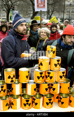 Parigi Francia, ONG internazionale, dimostrazione di energia nucleare con Man Holding lattine per rappresentare rifiuti nucleari dalla centrale nucleare EPR Greenpeace Foto Stock