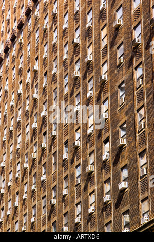 Finestra portatile le unità aria condizionata su edificio in NYC New York City NY Foto Stock