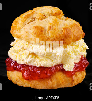 Panna fresca e marmellata SCONE SU NERO Foto Stock