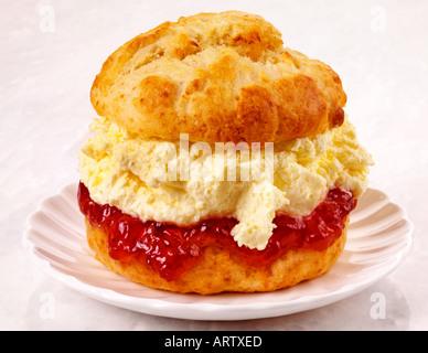 Panna fresca e marmellata SCONE SU PIASTRA Foto Stock