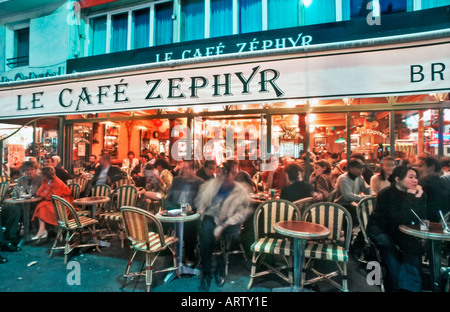 Parigi Francia, folla di persone sulla terrazza del ristorante francese 'le Café Zephyr' di notte, esterno Foto Stock