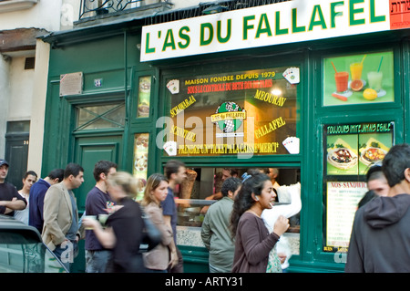 PARIGI, Francia, Adulti in attesa on Line fuori dal 'Ristorante Ebraico' 'le marais' 'l'as du Fallafe' Queuing Foto Stock