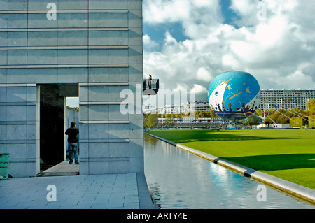 Parigi Francia, moderno parco urbano, uomo che fotografa donna dalla porta 'Parc André Citro-ën' nell'edificio, Parc Citroen parigi Foto Stock