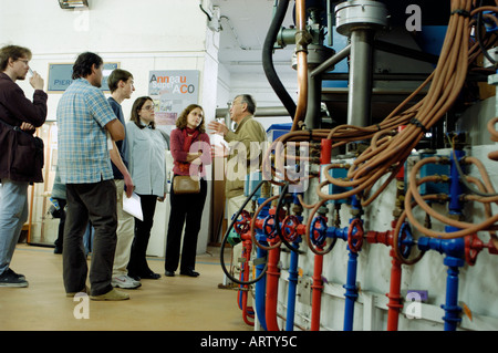 Ragazzi in visita in Science Lab presso l'Università di Parigi Sud, Francia. Synchotron Electro Electromagnetic Atom Collision Ring laser, scienziati che condividono, studente Foto Stock