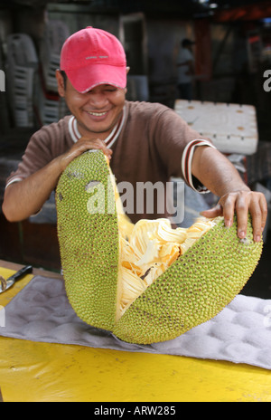 Commerciante di durian Chow mercato kit di Kuala Lumpur in Malesia Foto Stock