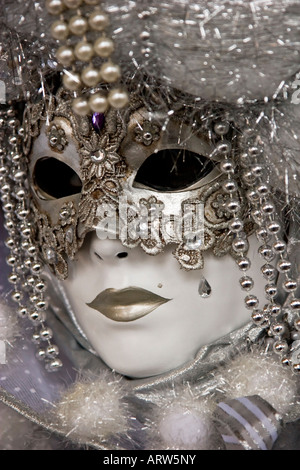 Ritratto di un uomo vestito in costume di carnevale e una maschera per il Carnevale di Venezia Veneto Italia Foto Stock