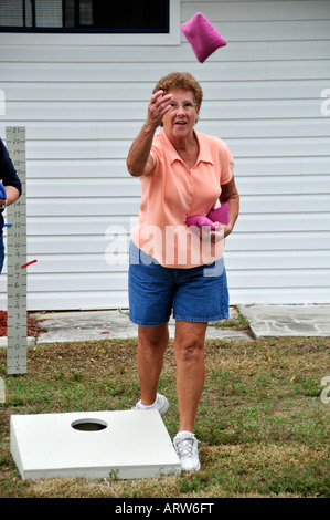 Femmina senior pensionati cittadini gioco di bean bag lanci in un ricreative vechile camping park in Bonita Springs Florida Foto Stock