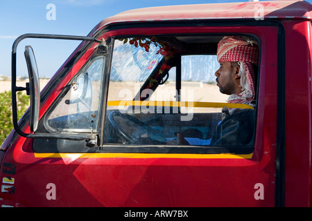 Driver egiziano nel suo furgone rosso Egitto Foto Stock