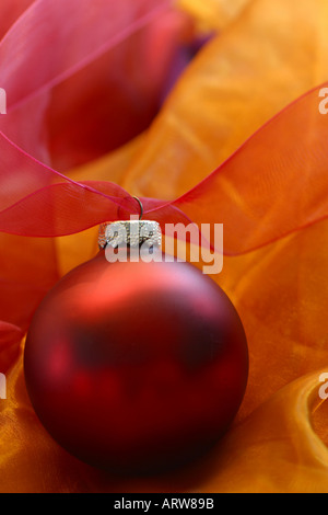 Red ornamento di Natale con un background come seta Foto Stock