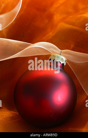 Red ornamento di Natale con un background come seta Foto Stock