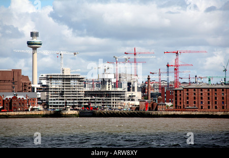 Liverpool skyline visto da Birkenhead mostra boom edilizio durante il 2007 compresi Progetto paradiso Foto Stock