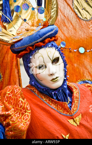 Costume di Carnevale e una maschera per il Carnevale di Venezia Veneto Italia Foto Stock