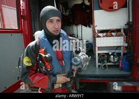 Servizi di emergenza dopo il sollevamento di auto da canal Foto Stock