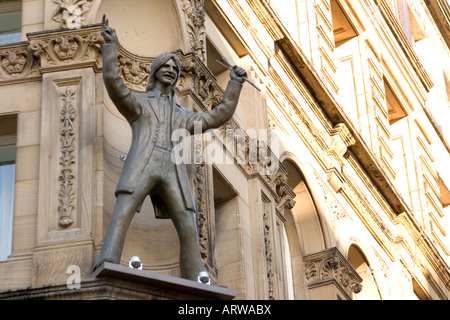 HARD Days Night Hotel in Liverpool e la statua di Ringo Starr sulla facciata Hotel Liverpool casa dei Beatles Foto Stock