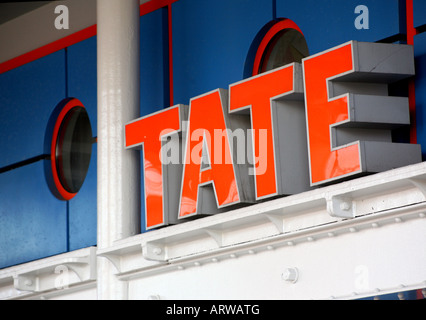 Segno sopra ingresso alla Tate Liverpool in Albert Dock Foto Stock