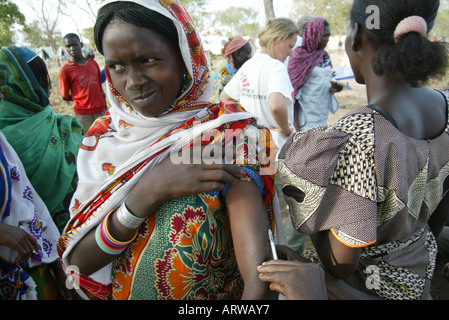 Medicins sans frontieres e UNHCR aiutare i rifugiati dal car nei campi profughi in Ciad Foto Stock