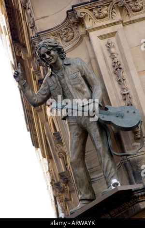 HARD DAYS NIGHT BEATLES TEMA HOTEL IN LIVERPOOL E LA STATUA DI JOHN LENNON sulla facciata Hotel Liverpool casa dei Beatles Foto Stock