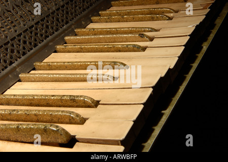 Una vecchia fisarmonica rotto tastiera. Foto Stock