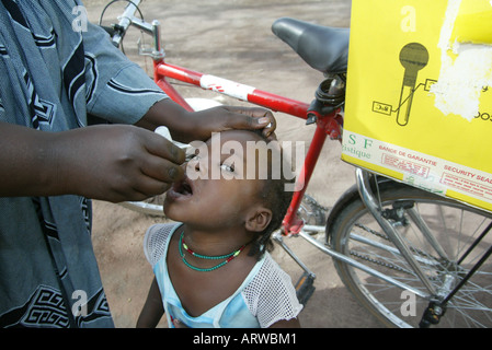 Medicins sans frontieres e UNHCR aiutare i rifugiati dal car nei campi profughi in Ciad Foto Stock