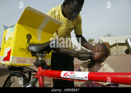 Medicins sans frontieres e UNHCR aiutare i rifugiati dal car nei campi profughi in Ciad Foto Stock