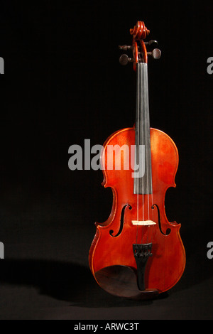 Un violino su nero. Foto Stock