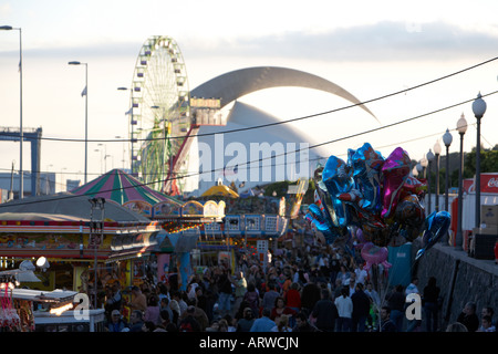 La folla godendo il carnaval di fronte all'Auditorio de Tenerife santa cruz Tenerife Canarie Spagna Foto Stock