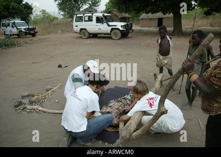 Medicins sans frontieres e UNHCR aiutare i rifugiati dal car nei campi profughi in Ciad Foto Stock