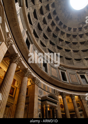 Interior shot del romano meglio conservato tempio costruito il Pantheon a Roma Italia esso s gigantesca cupola è 43m in diametro Foto Stock