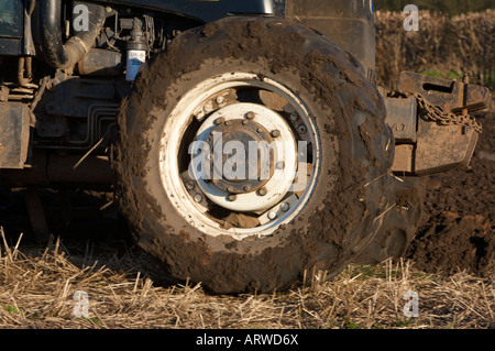 Dettaglio della ruota anteriore su 4X4 trattore aratura fino a campo di stoppie pronto per l'impianto di orzo Foto Stock