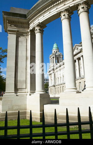 Il cenotafio e Municipio di Belfast, Irlanda del Nord Foto Stock