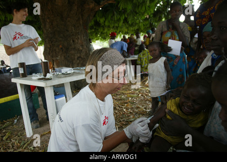 Medicins sans frontieres e UNHCR aiutare i rifugiati dal car nei campi profughi in Ciad Foto Stock