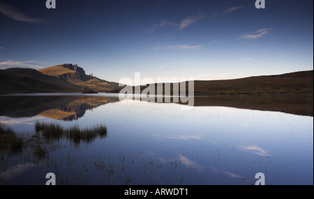 Il vecchio uomo di STORR SU STORR MOUNTAIN RIFLESSA IN LOCH FADA LEATHAN sull'Isola di Skye in Scozia Foto Stock