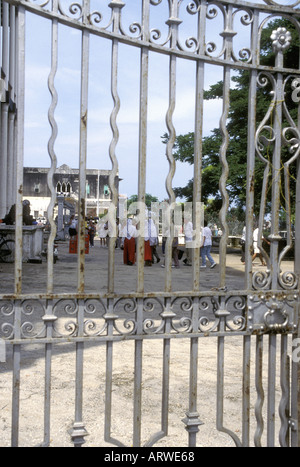 Guardando attraverso le ringhiere in ferro battuto della Casa delle Meraviglie Zanzibar Tanzania Africa orientale Foto Stock